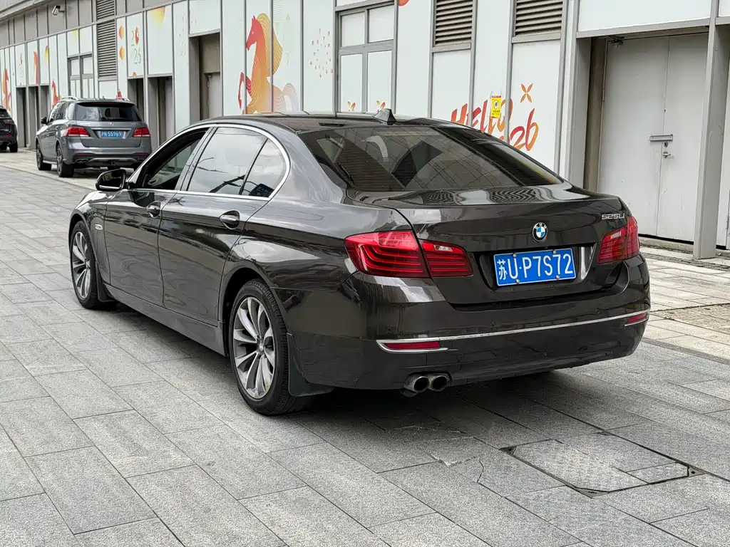 BMW 5 Series — миниатюра 7