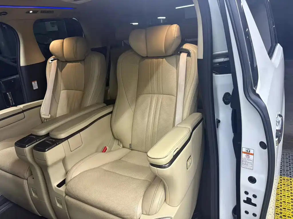 Toyota Alphard — миниатюра 4