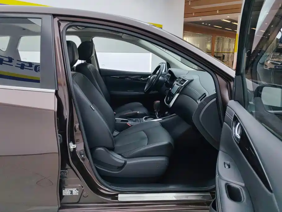 Nissan Tiida — миниатюра 8