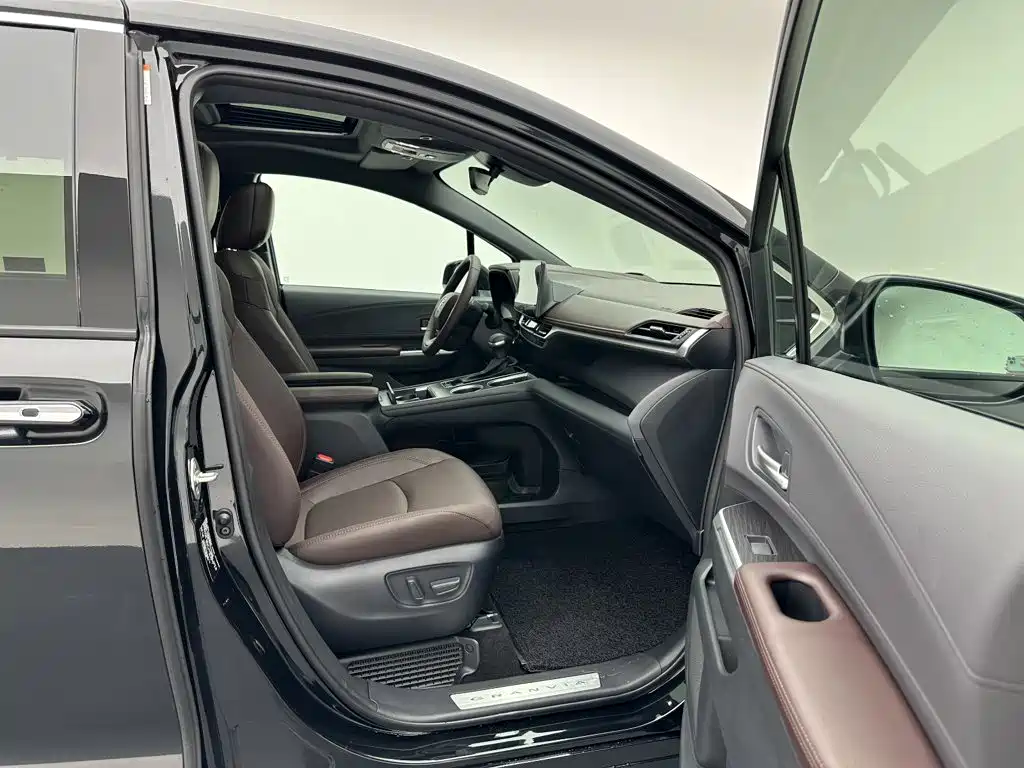 Toyota Granvia — миниатюра 18
