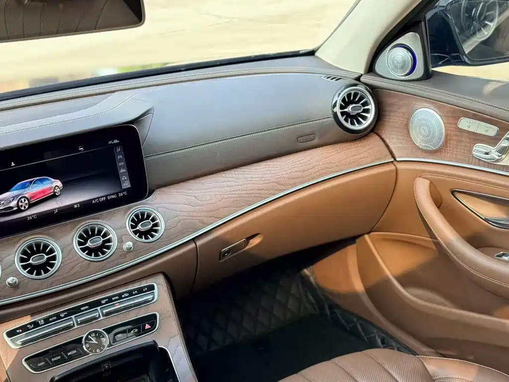 Mercedes-Benz E-Class — миниатюра 11