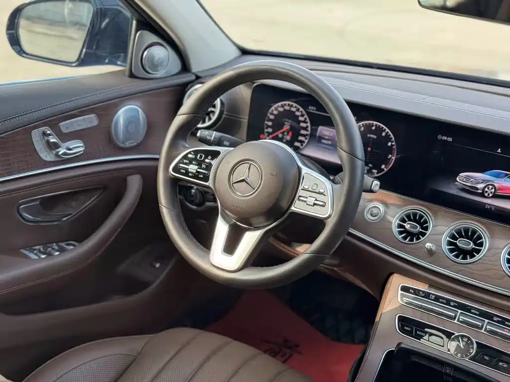 Mercedes-Benz E-Class — миниатюра 9