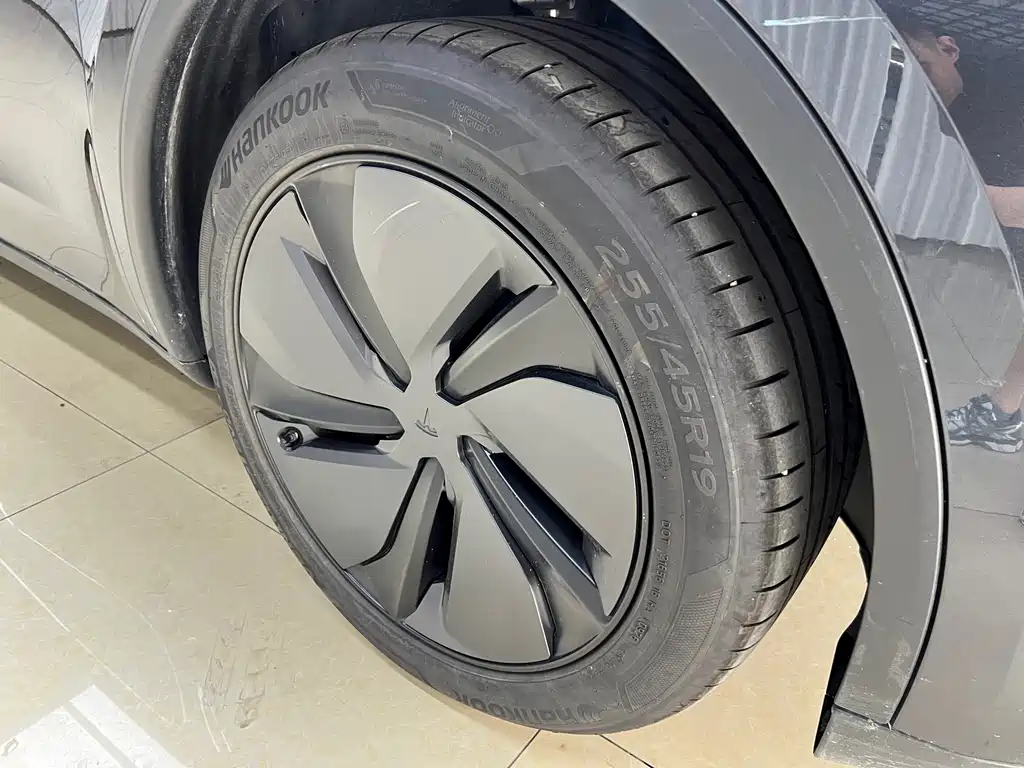 Tesla Model Y — миниатюра 16