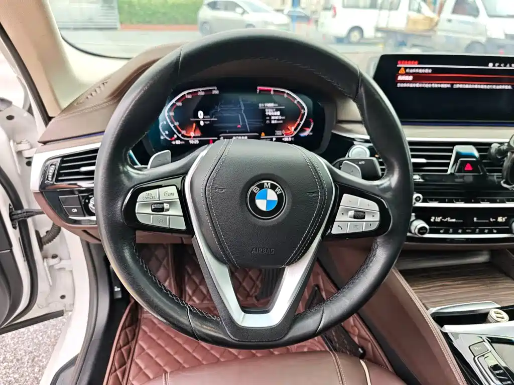 BMW 5 Series — миниатюра 13