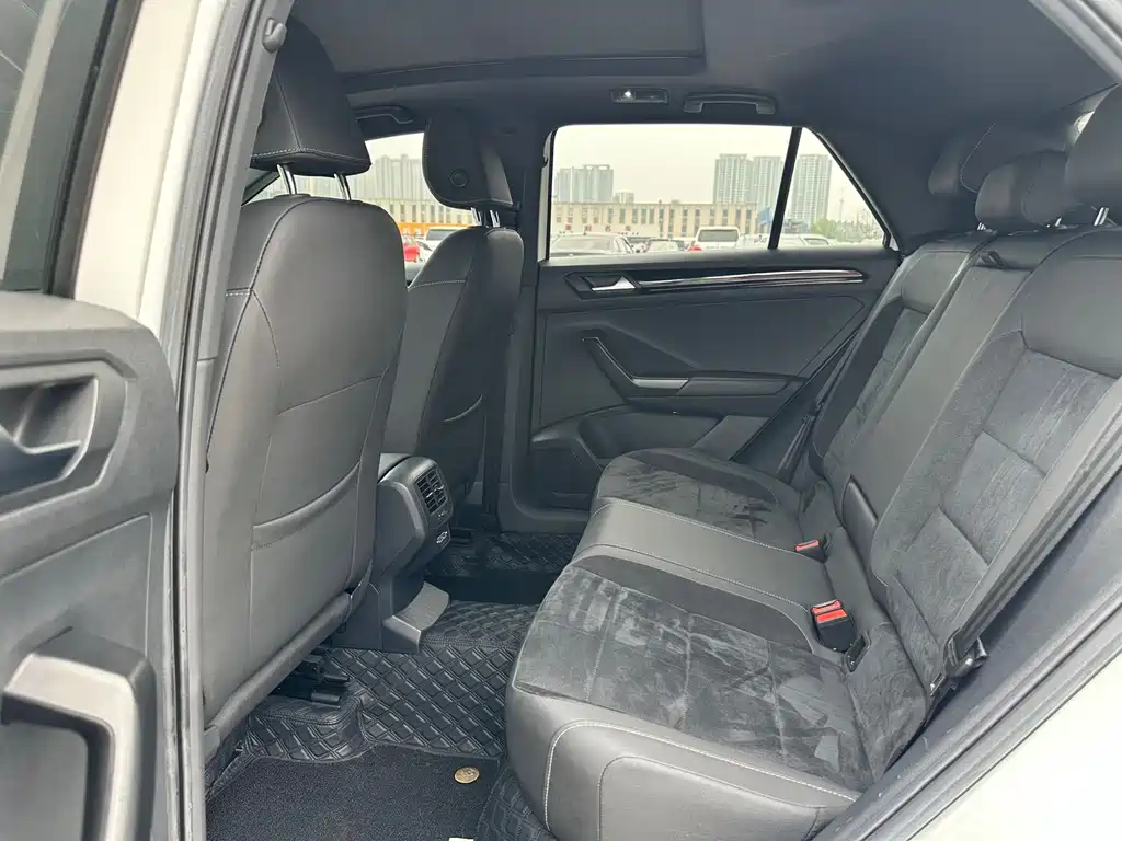 Volkswagen T-Roc — миниатюра 10