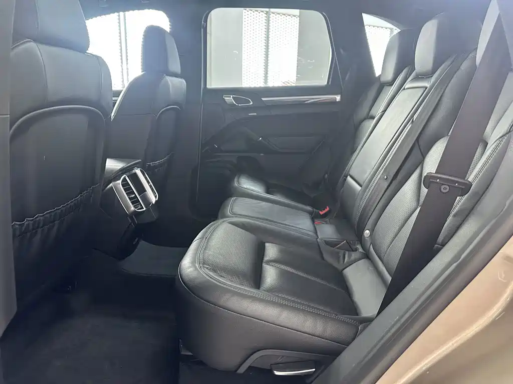 Porsche Cayenne — миниатюра 9
