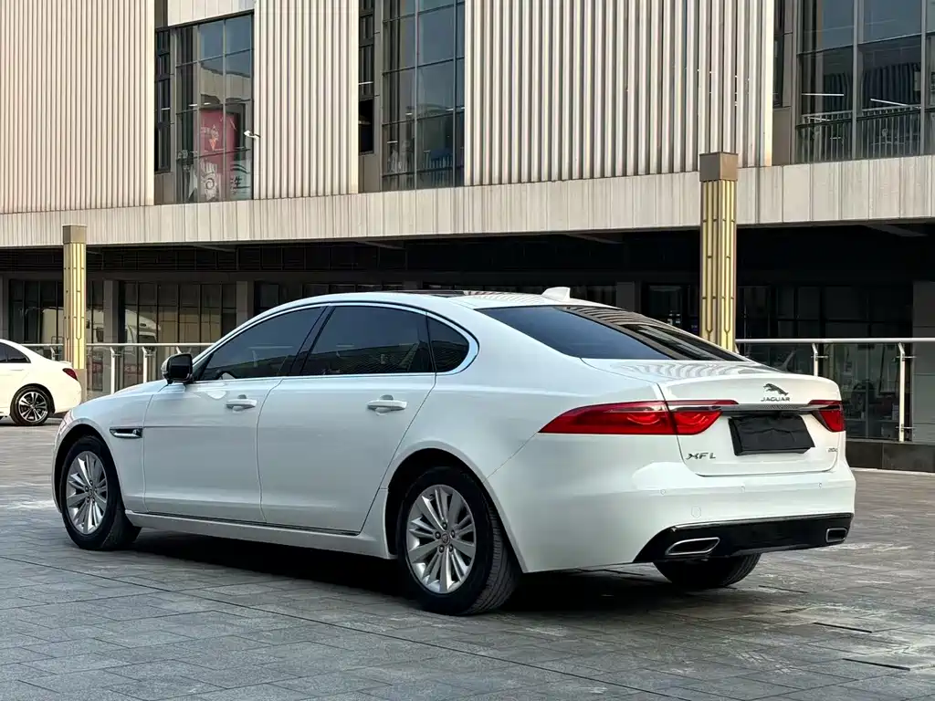 Jaguar XFL — миниатюра 4