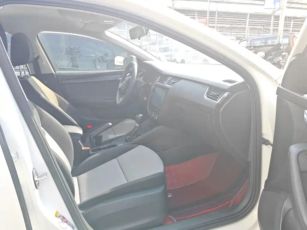 Skoda Octavia Classic Model 1.6L Auto Comfort Edition, фото 7