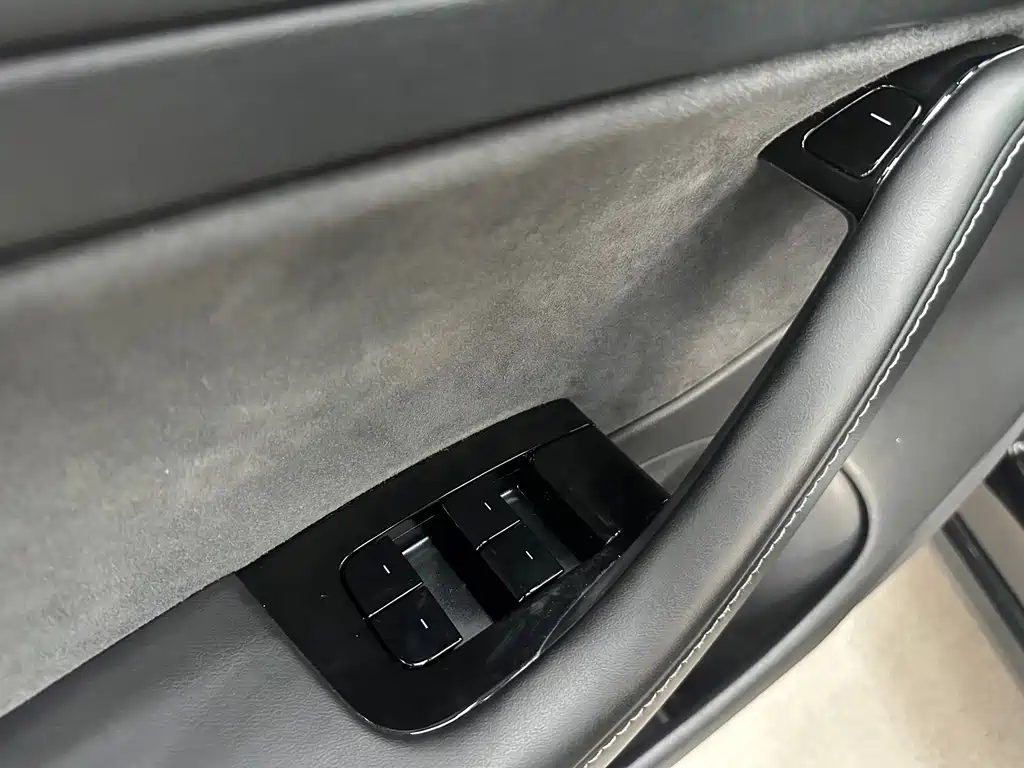 Tesla Model 3 — миниатюра 6
