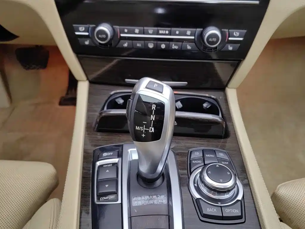 BMW 7 Series — миниатюра 13