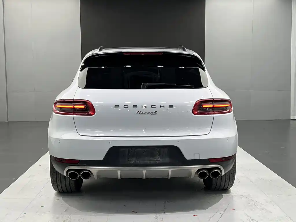 PORSCHE MACAN