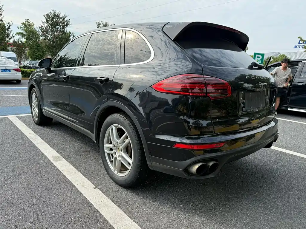 Porsche Cayenne — миниатюра 9