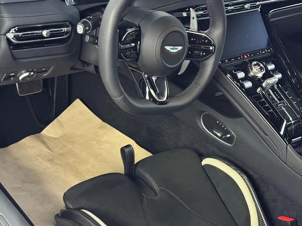 Aston Martin DB12 — миниатюра 12