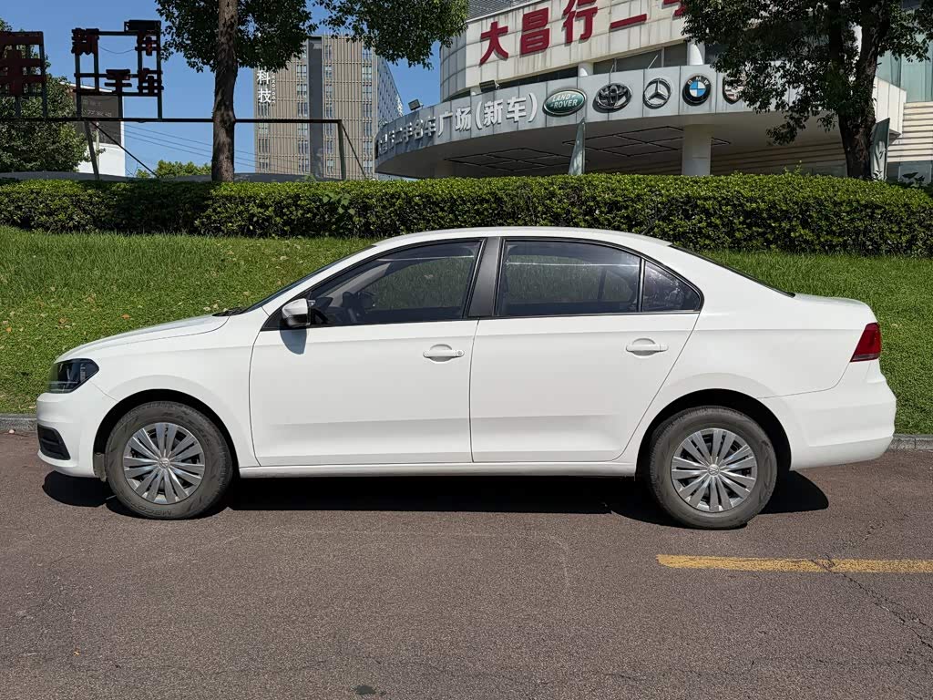 Volkswagen Santana 1.5 л 2021 г. Белый, пробег 35000 км