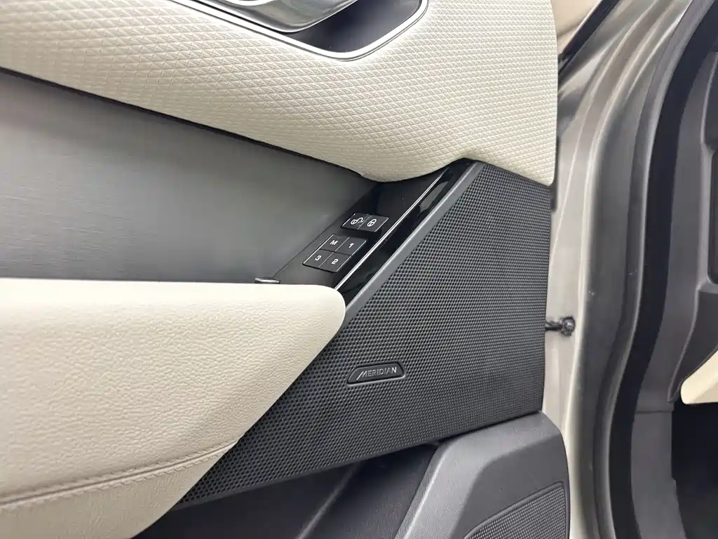 Land Rover Velar — миниатюра 21