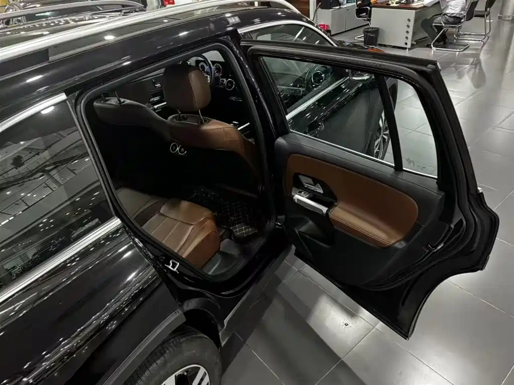 Mercedes-Benz GLB — миниатюра 18