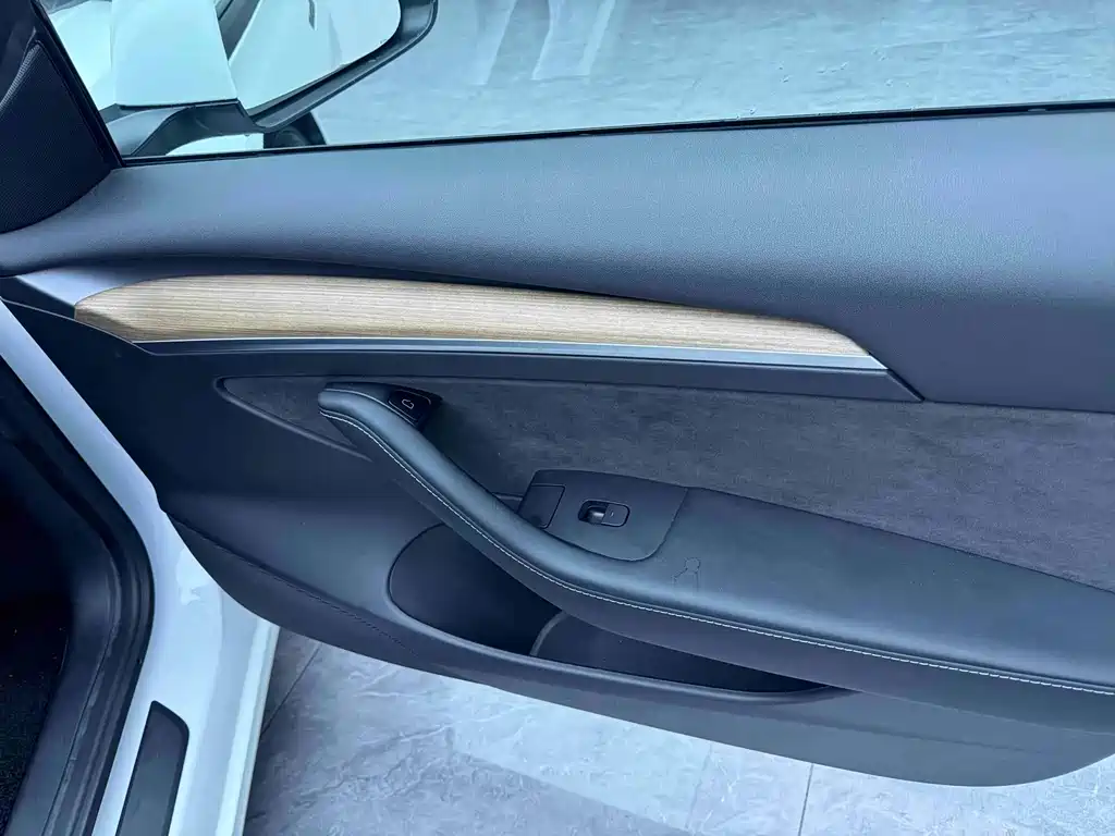 Tesla Model 3 — миниатюра 10