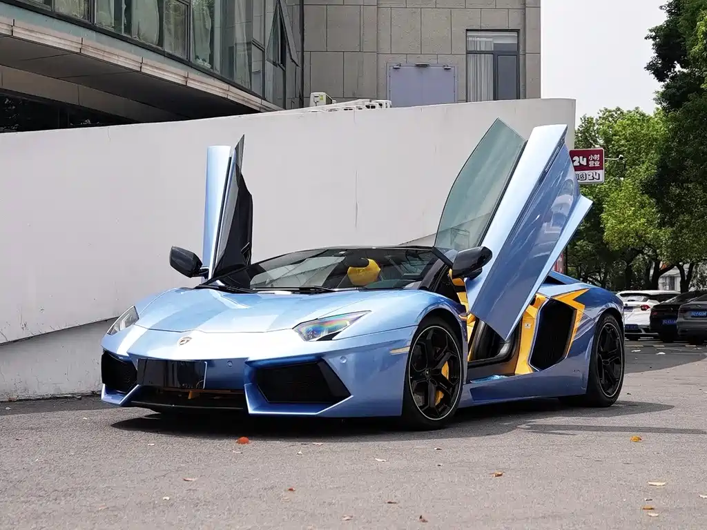 LAMBORGHINI AVENTADOR