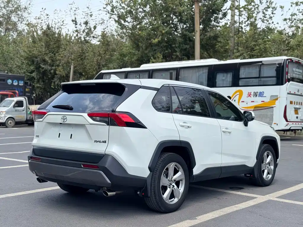 Toyota RAV4 — миниатюра 13