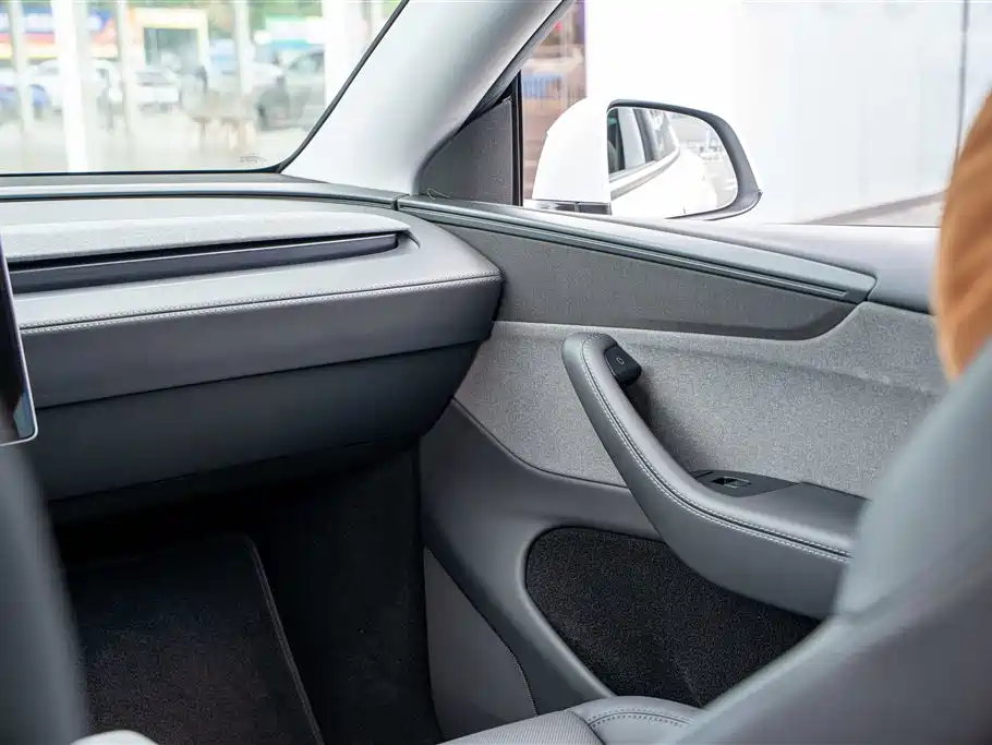 Tesla Model Y — миниатюра 18