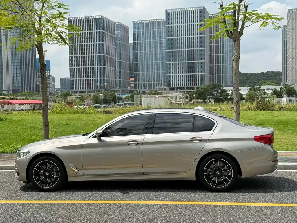 BMW 5 Series — миниатюра 9