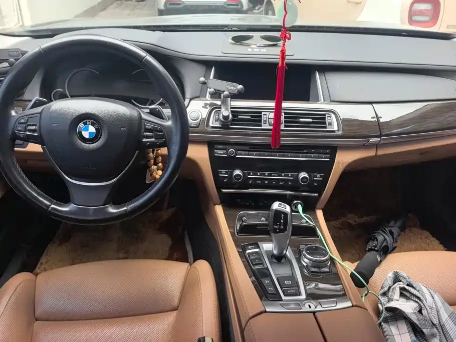 BMW 7 Series — миниатюра 12
