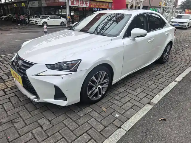 LEXUS IS 2018