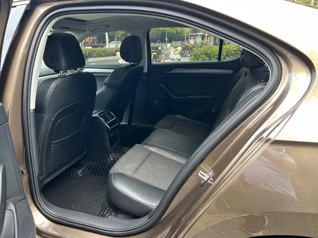 Skoda Superb — миниатюра 14