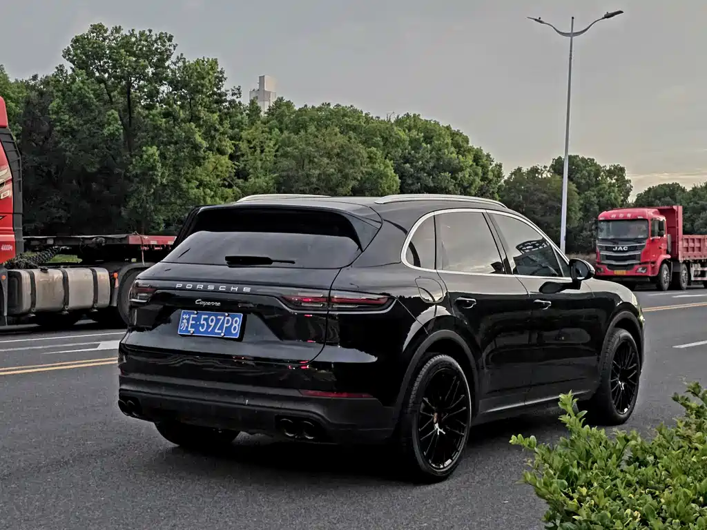 Porsche Cayenne — миниатюра 13