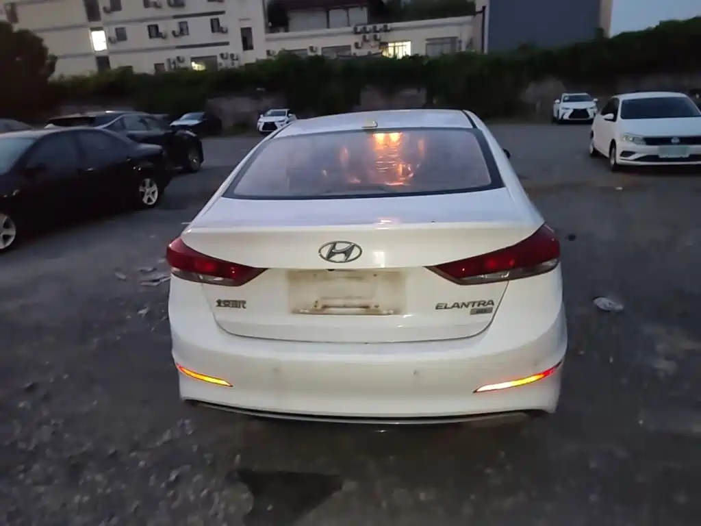 Hyundai Elantra — миниатюра 6