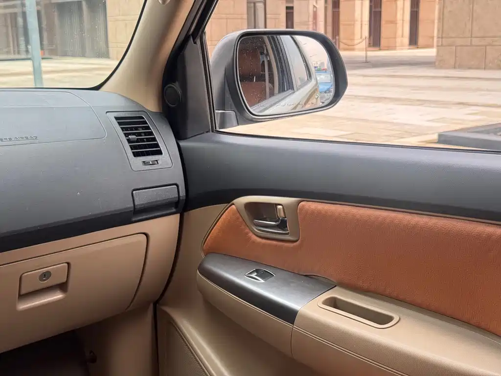Toyota Fortuner — миниатюра 22
