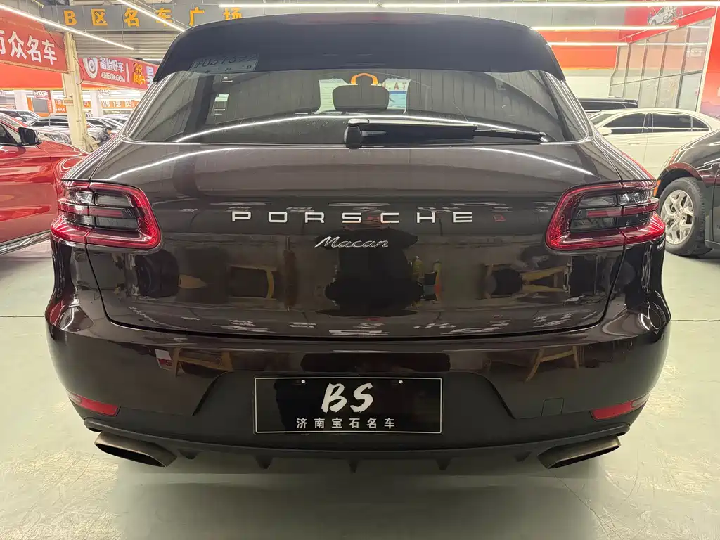 PORSCHE MACAN