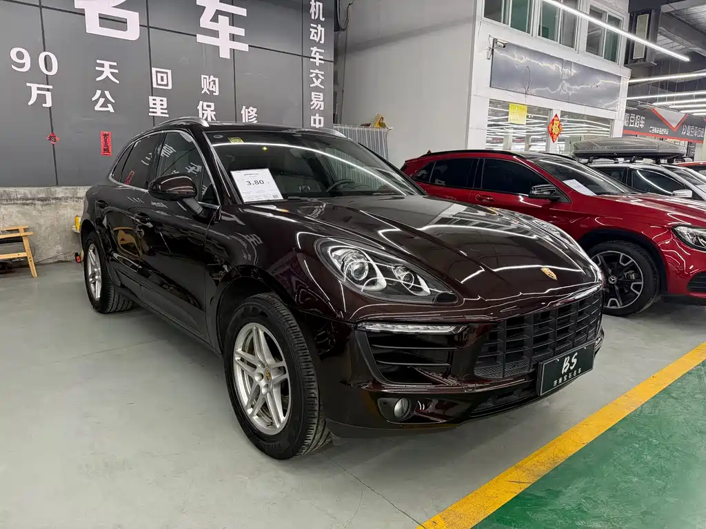 PORSCHE MACAN
