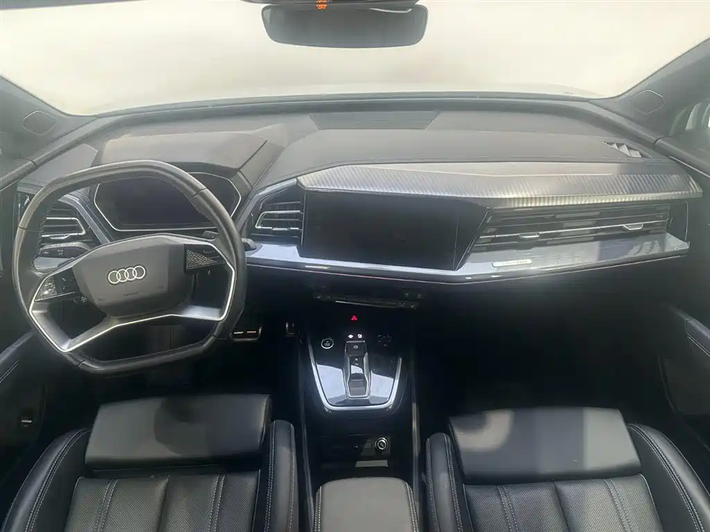 AUDI Q4 E TRON