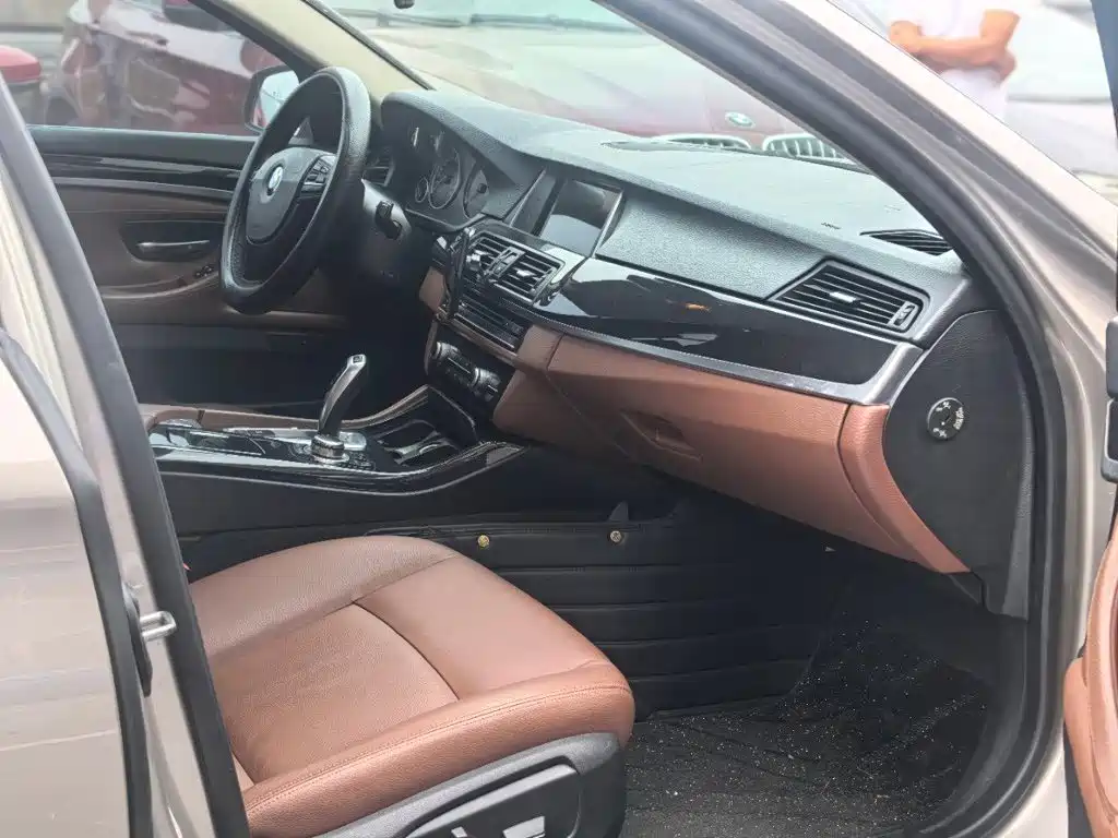 BMW 5 Series — миниатюра 9