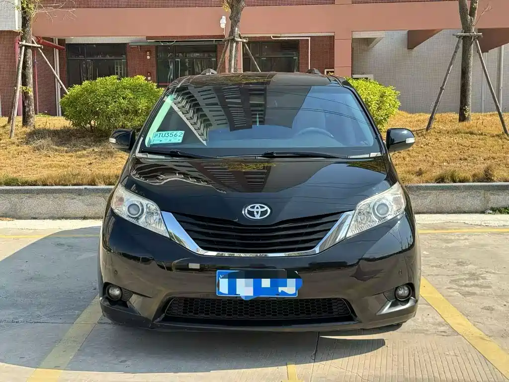 Toyota Sienna — миниатюра 2