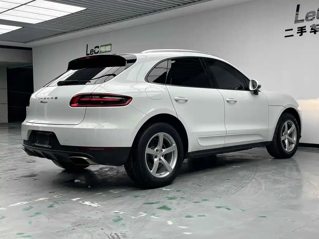 PORSCHE MACAN