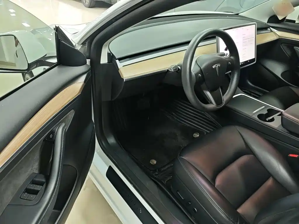 Tesla Model 3 — миниатюра 16