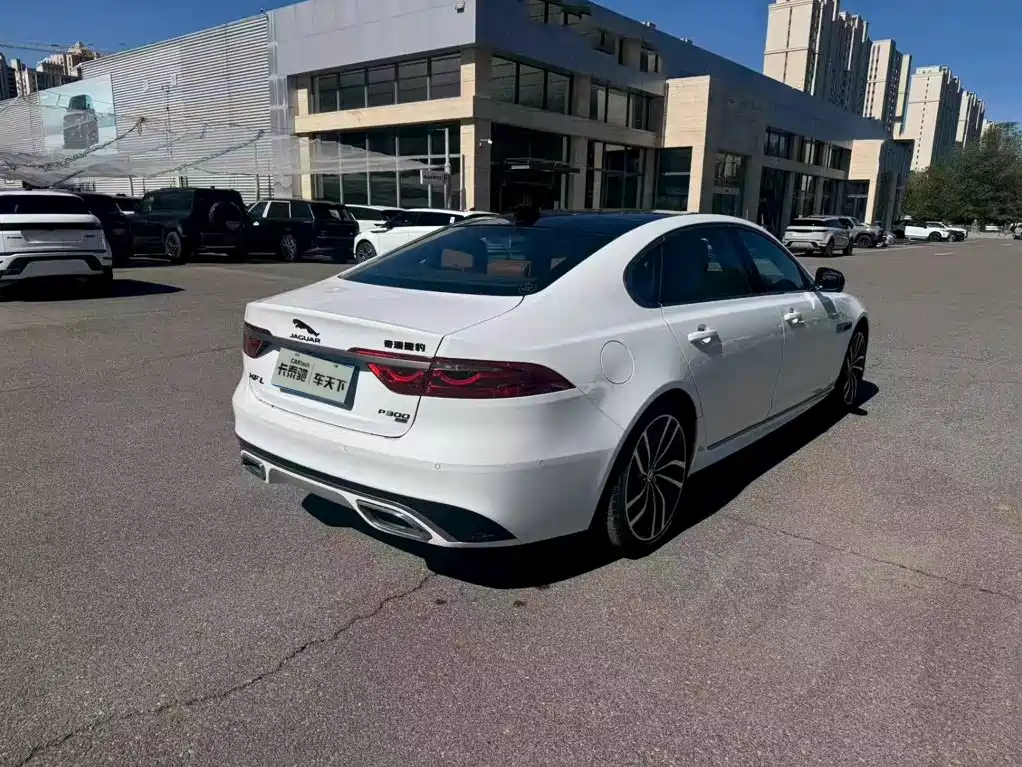Jaguar XFL — миниатюра 4