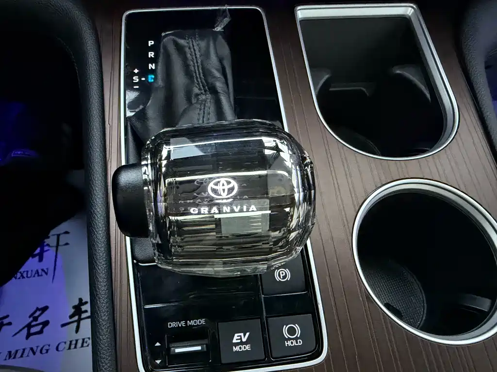 Toyota Granvia — миниатюра 13