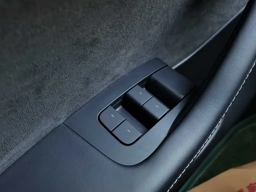 Tesla Model Y — миниатюра 22
