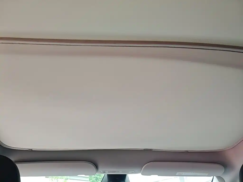 Tesla Model Y — миниатюра 18