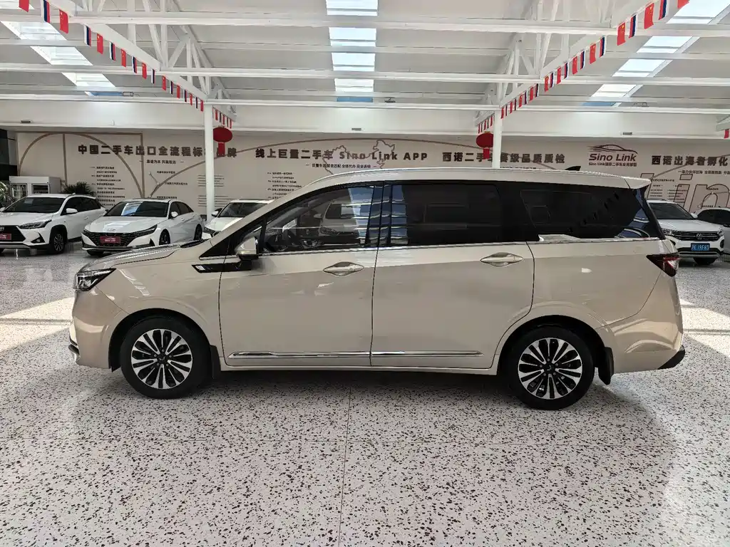 Wuling Jiachen — миниатюра 4