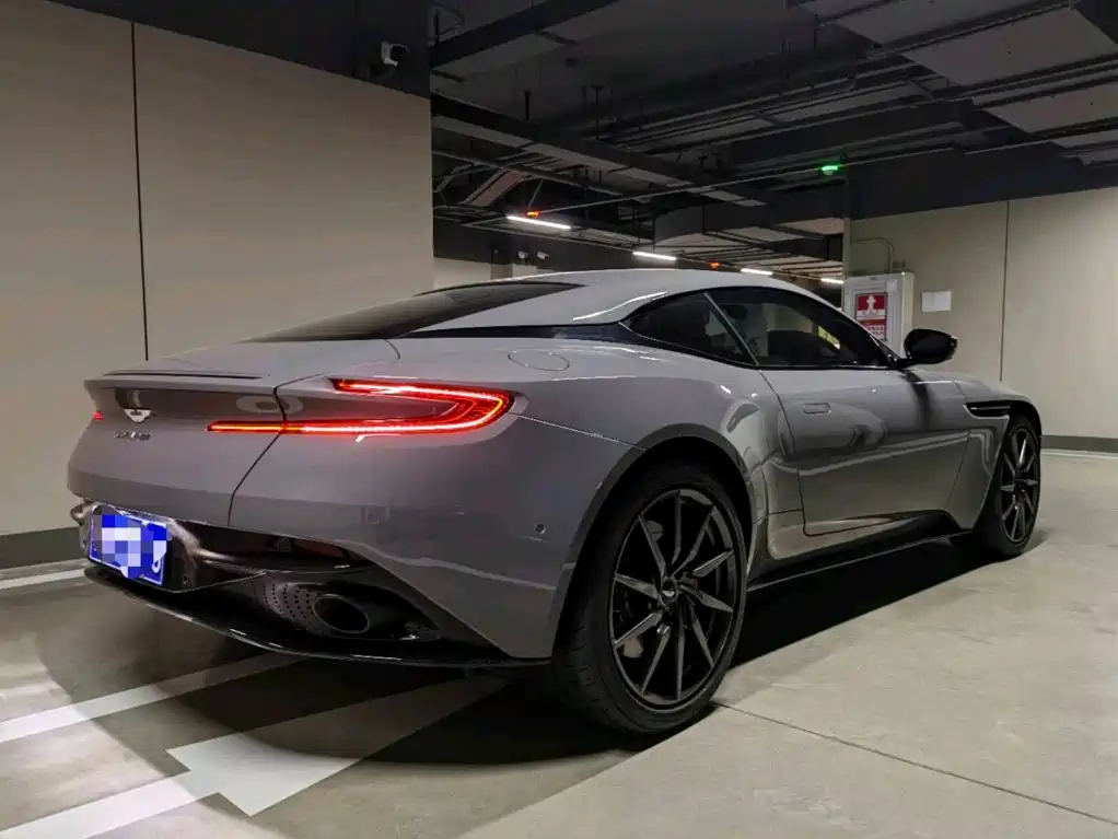 Aston Martin DB11 — миниатюра 5