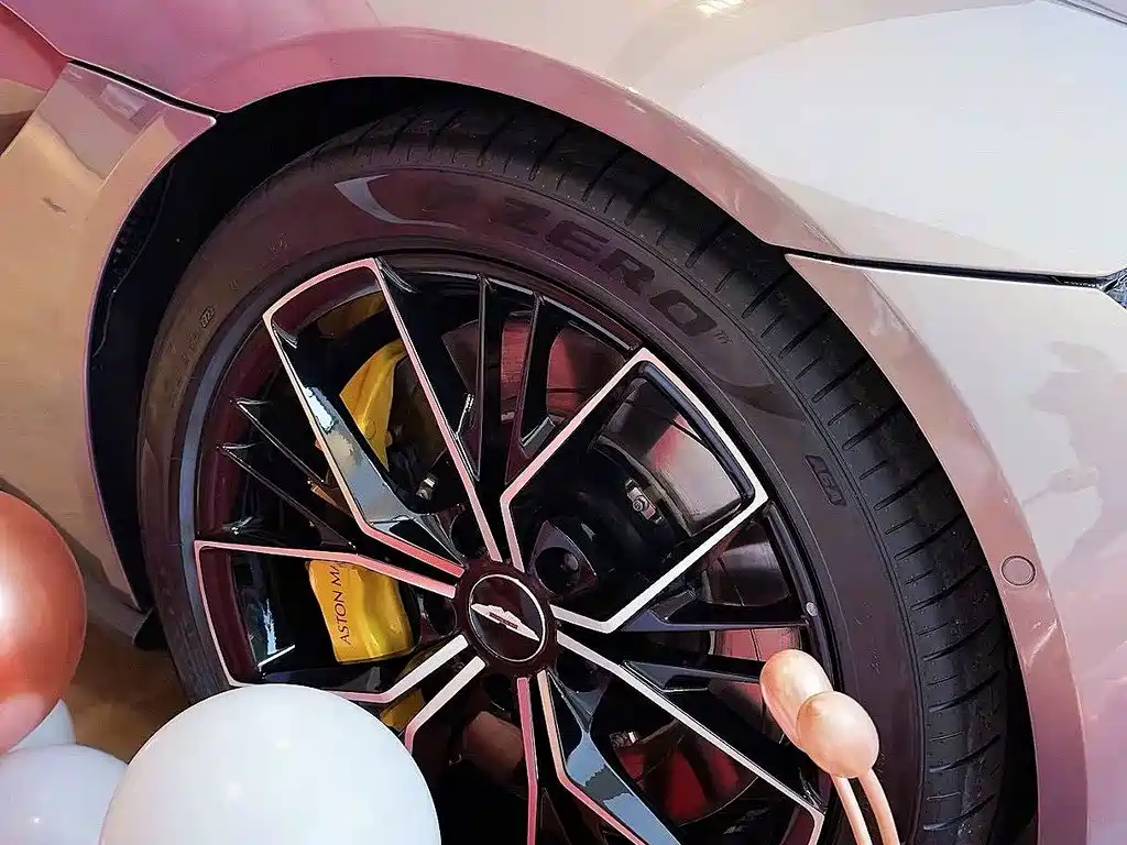 ASTON MARTIN V8 VANTAGE