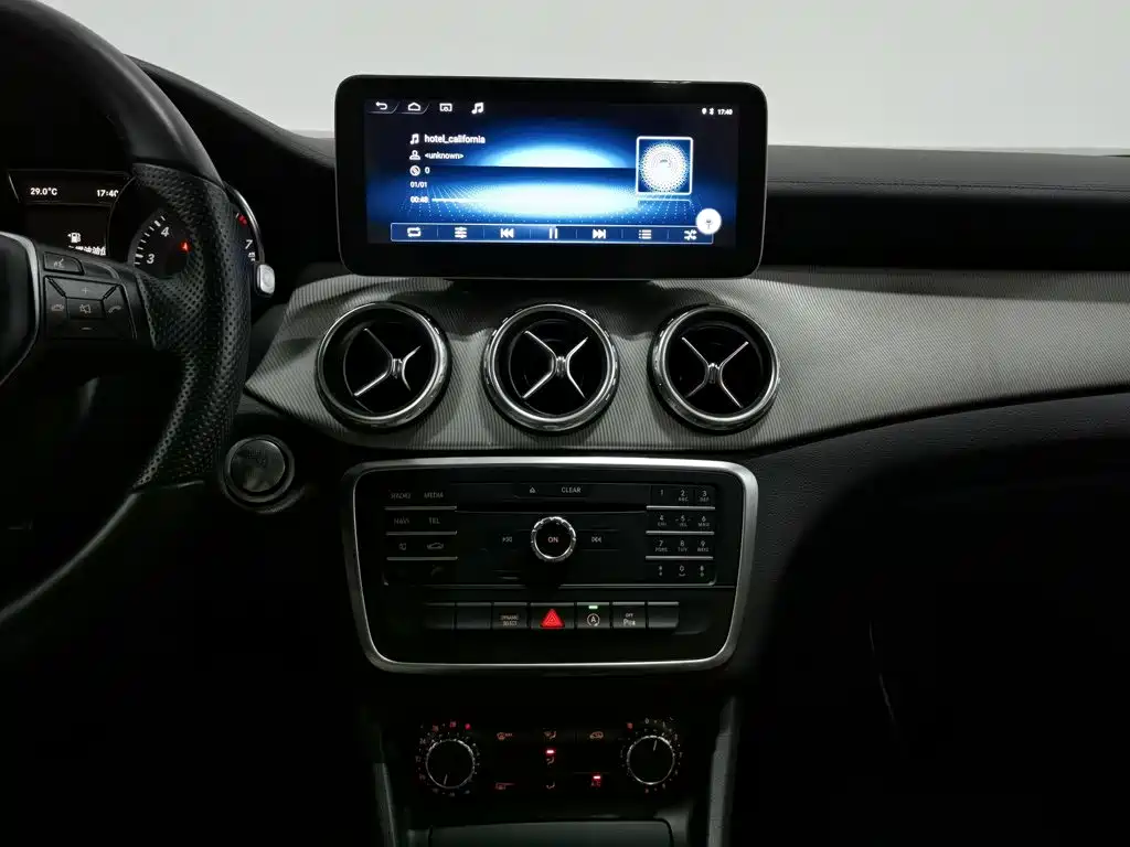 Mercedes-Benz GLA — миниатюра 12