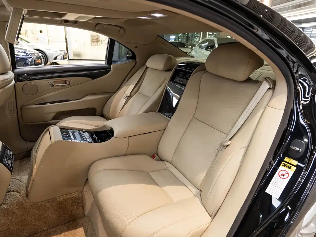 Lexus LS — миниатюра 12
