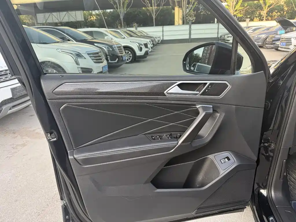 Volkswagen Tiguan L L 2021 330TSI AT Smart