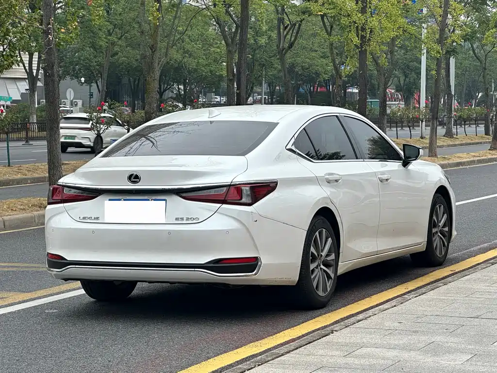 Lexus ES — миниатюра 11