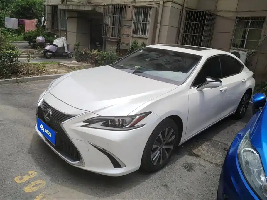 Lexus ES 2021